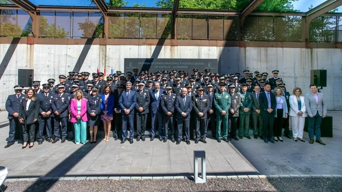 El viceconsejero de Administración Local y Coordinación Administrativa, Eusebio Robles, ha presidido el acto de entrega de medallas al mérito y la permanencia entre los agentes de la Policía Local