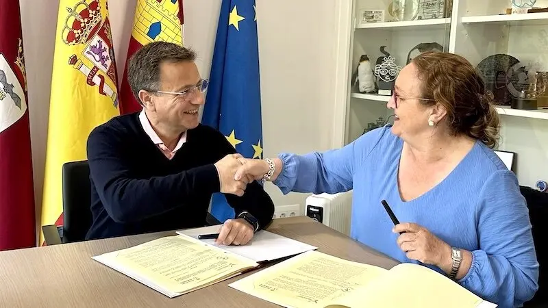 El alcalde de Albacete, Manuel Serrano, y la presidenta de los vecinos, Carmen Sánchez Soro