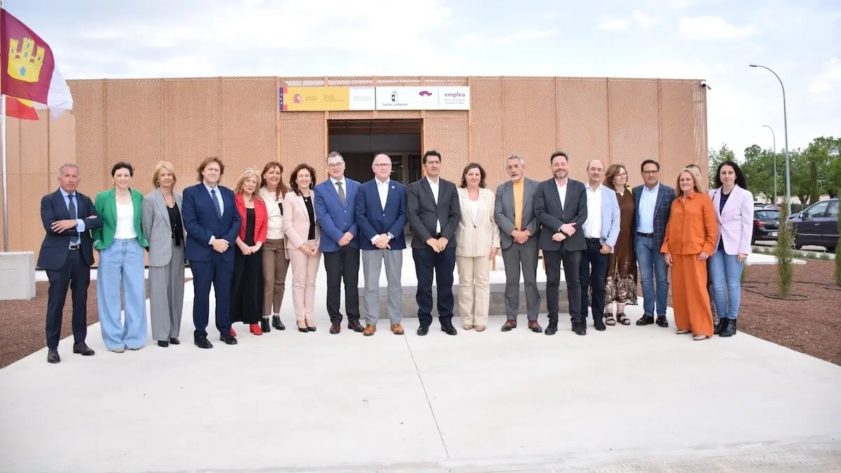 El vicepresidente segundo, José Manuel Caballero, y la consejera de Economía, Empresas y Empleo, Patricia Franco, han inaugurado la Oficina Emplea de Valdepeñas (Ciudad Real)