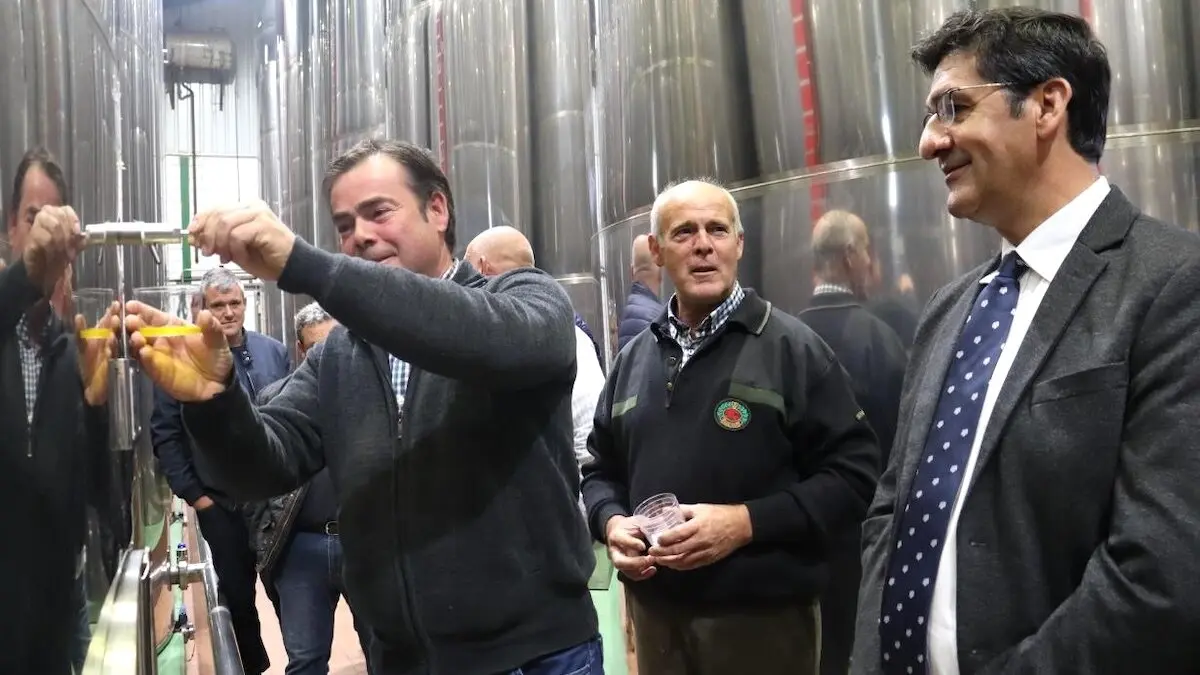 El vicepresidente segundo de Castilla-La Mancha, José Manuel Caballero, ha visitado la cooperativa 'San Isidro' de Villanueva de la Fuente (Ciudad Real)