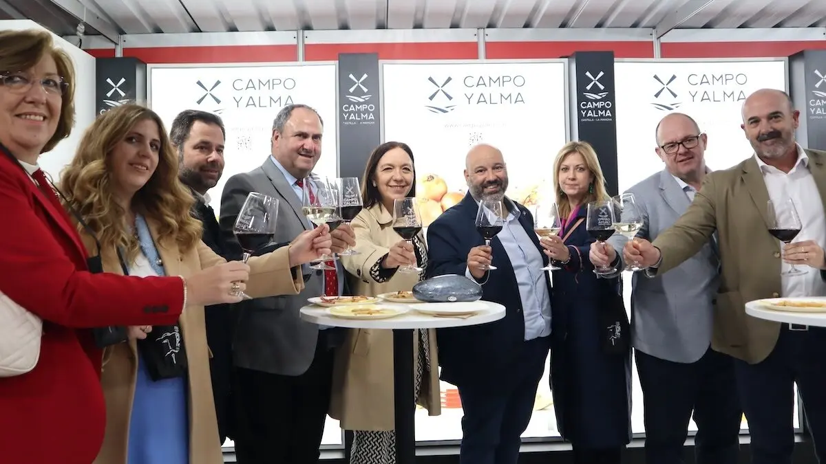 El consejero de Agricultura, Ganadería y Desarrollo Rural, Julián Martínez Lizán, inaugura la XVII Feria de los Sabores de la Tierra de Don Quijote en el recinto ferial de Alcázar de San Juan (Ciudad Real)