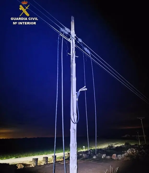 Dos detenidos tras ser pillados cuando sustraían cable del tendido telefónico