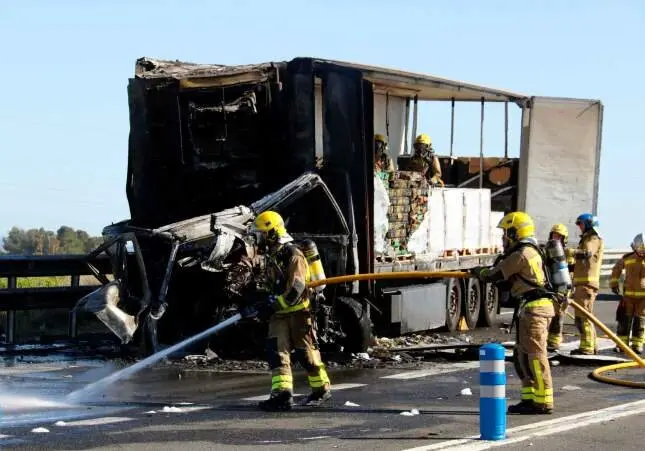 Muere un conductor atrapado en su camión en llamas tras chocar con otro en carretera, incendiado