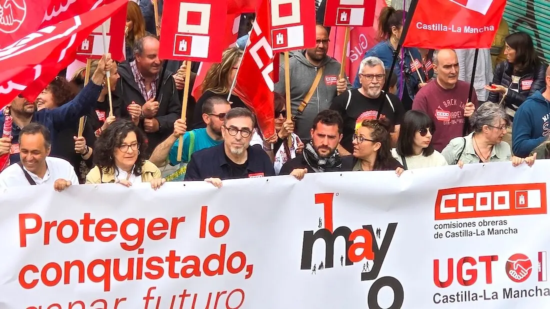 Los secretarios generales de CCOO y UGT en Castilla-La Mancha, Paco de la Rosa y Lola Alcónez, respectivamente, han participado en la manifestación del 1 de mayo en la ciudad de Guadalajara - EFE/Beatriz Retuerta
