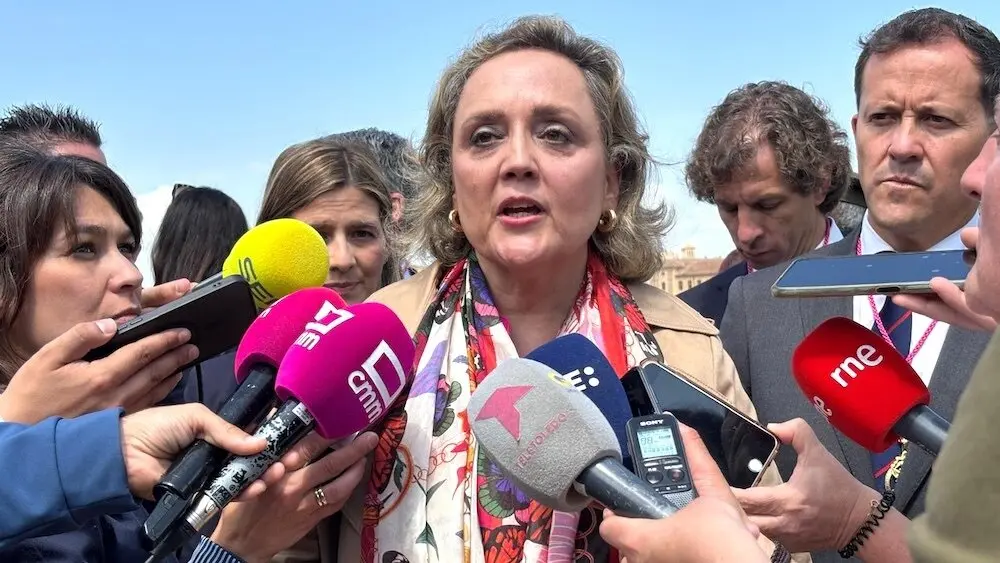 La portavoz de la Diputación de Toledo, Soledad de Frutos, atendiendo a lo medios de comunicación en la Romería del Valle de la capital regional