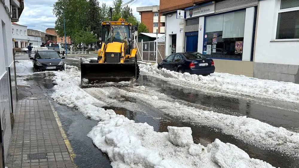 Una potente tormenta de granizo ha cubierto de blanco en solo unos minutos las calles de Piedrabuena, en la provincia de Ciudad Real - EFE/Beldad