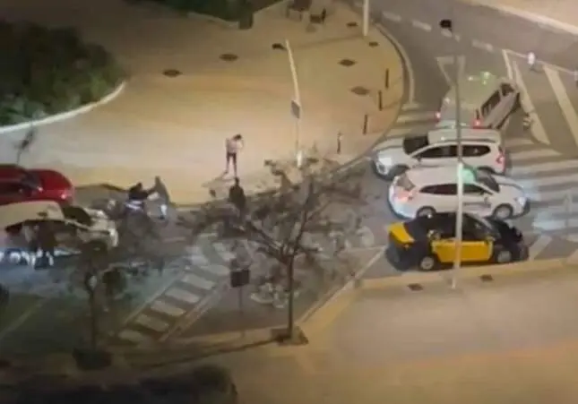 VIDEO. Un taxista lleva a unos clientes a otra ciudad y los taxistas de allí le dan una paliza