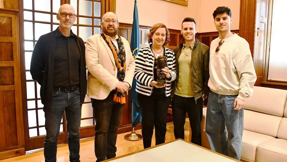 La presidenta de la Diputación de Toledo, Concepción Cedillo, acompañada por el diputado de Cultura, Tomás Arribas, ha recibido a los hermanos Carlos y Roberto Valle