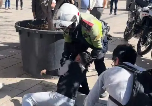 VIDEO. Intenta robar a un fotógrafo y le sale mal: lo deja KO y lo entrega a la policía