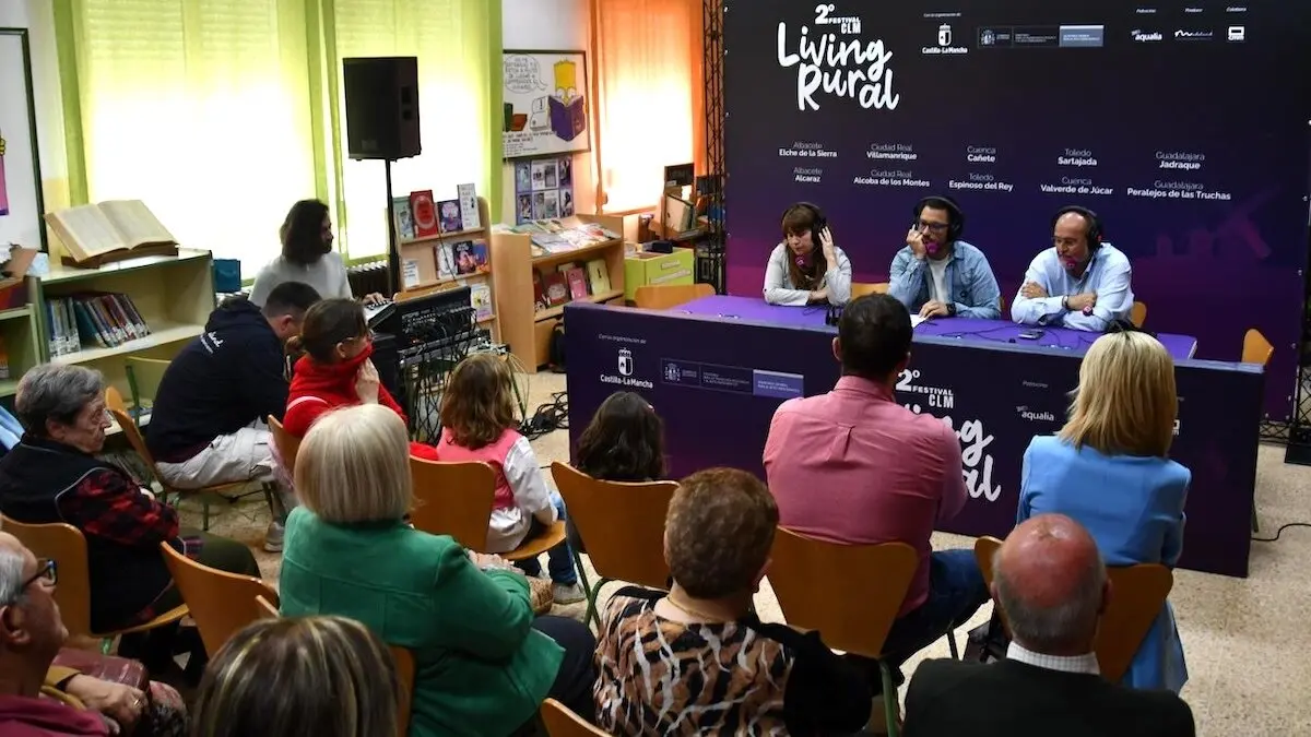 El vicepresidente primero del Gobierno de Castilla-La Mancha, José Luis Martínez Guijarro, ha participado en el festival ‘Living Rural’ en Cañete (Cuenca)