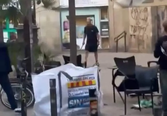 VIDEO. Un hombre siembra el pánico con un machete por una plaza: hay heridos