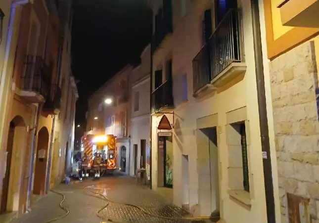 Grave incendio en un bloque: atrapados en balcones para escapar de las llamas