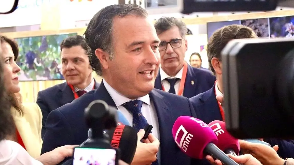 El presidente de Vox en las Cortes de Castilla-La Mancha, David Moreno, atendiendo a los medios de comunicación este martes en Fenavin