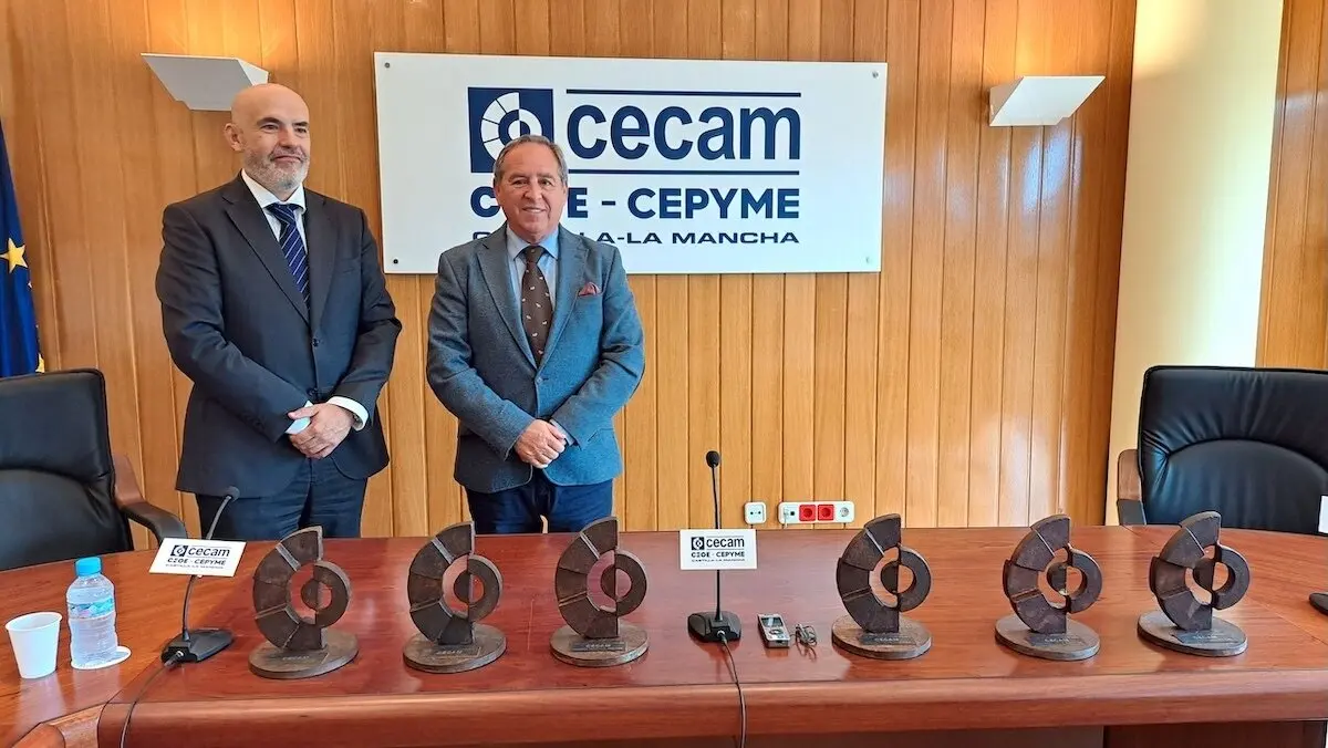 El presidente de Cecam, Ángel Nicolás (d), junto al secretario general, Mario Fernández, han presentado los XXII Premios Empresariales