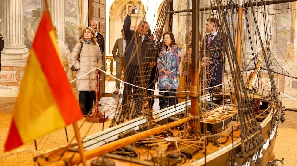 La ministra de Defensa, Margarita Robles, ha visitado en Viso del Marqués (Ciudad Real) el palacio renacentista de los Marqueses de Santa Cruz, sede del Archivo Museo 'Don Álvaro de Bazán, el cual forma parte del Archivo Histórico de la Armada