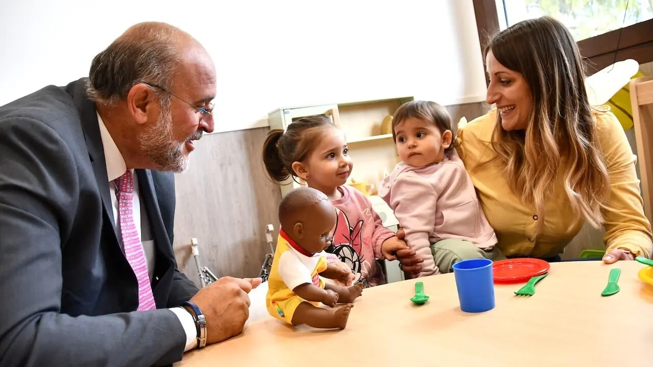 El vicepresidente primero del Gobierno regional, José Luis Martínez Guijarro, ha inaugurado la Escuela Infantil ‘Cándida Gardel’ de Checa (Guadalajara)