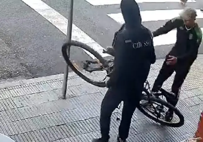 VIDEO. Entra y sale del juzgado y nada lo detiene para seguir robando en la calle