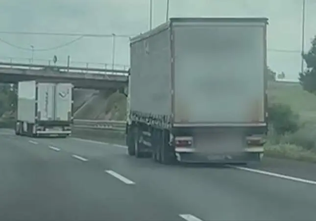 VIDEO. Un camionero ebrio conduce por el arcén de la vía y lo detienen en un bar
