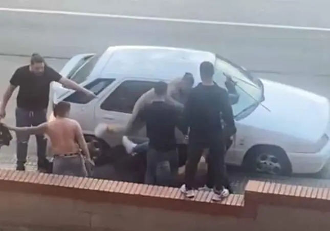 VIDEO. Batalla campal en plena calle con grupos peleándose armados con machetes