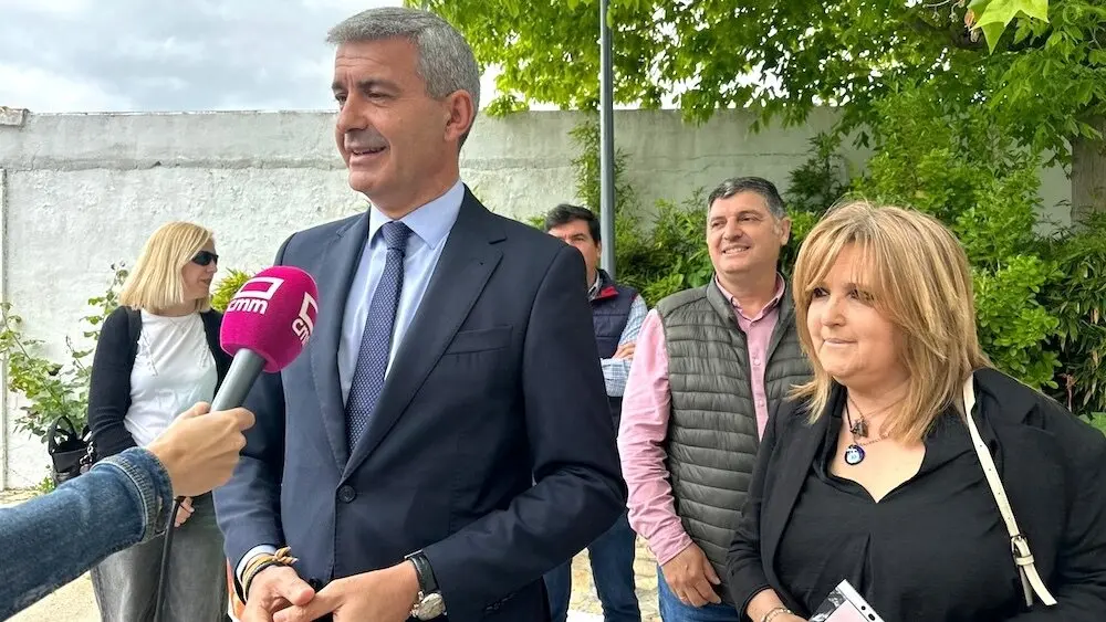 El secretario general del PSOE de Toledo, Álvaro Gutiérrez, atendiendo a los medios de comunicación este sábado en Portillo de Toledo