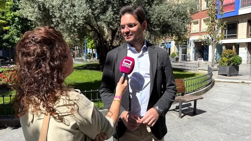 El viceportavoz parlamentario del PP de Castilla-La Mancha, Santiago Serrano, atendiendo a los medios de comunicación este domingo en Talavera de la Reina (Toledo)
