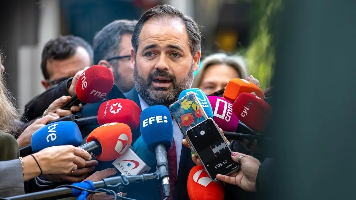 El presidente del PP de Castilla-La Mancha, Paco Núñez, atendiendo a los medios de comunicación este lunes antes de asistir al Comité Ejecutivo Nacional del partido en Génova