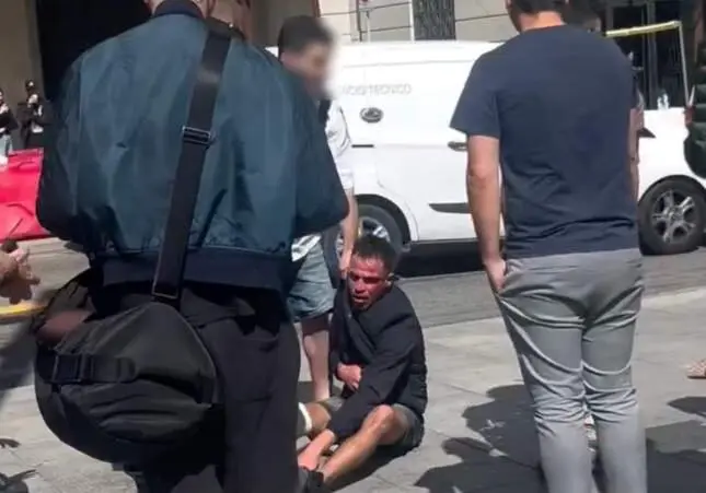 VIDEO. Acción directa: roba un reloj de lujo pero no le sale bien y acaba agredido