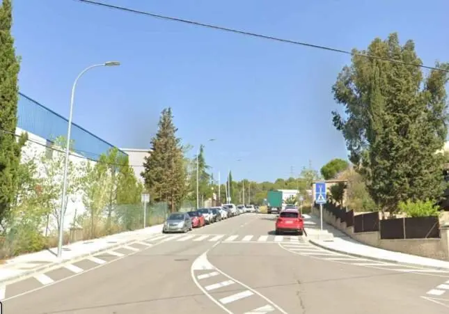 Muere al caer con el coche al patio de una empresa y no lo encuentran hasta otro día