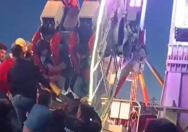 VIDEO. Dos jóvenes heridas al quedarse con las piernas atrapadas en una atracción