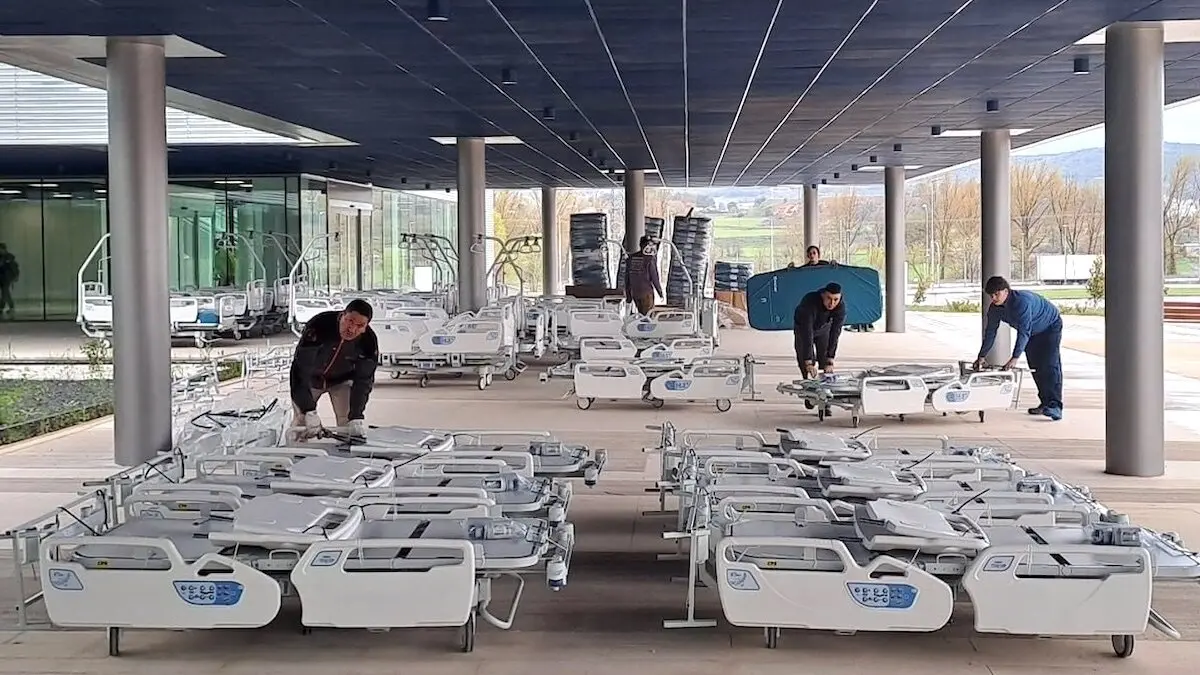 El nuevo hospital de Cuenca recibe 413 camas eléctricas y mobiliario por 2,2 millones