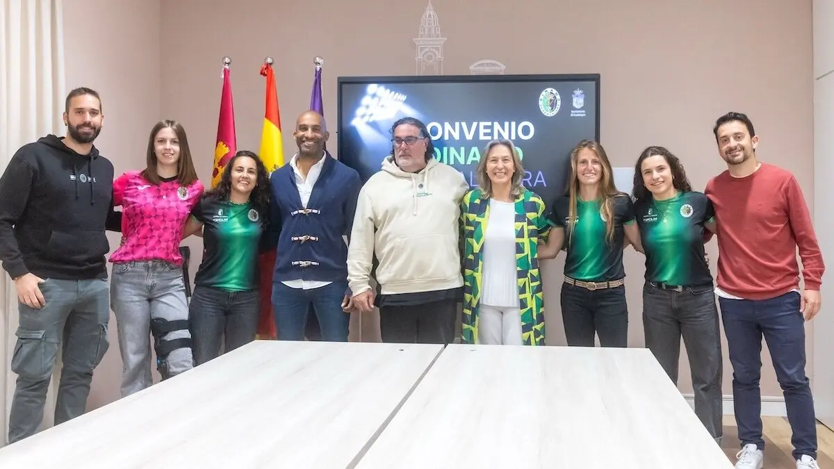 La alcaldesa de Guadalajara, Ana Guarinos, ha firmado un convenio con el Club Dinamo para fomentar el deporte femenino