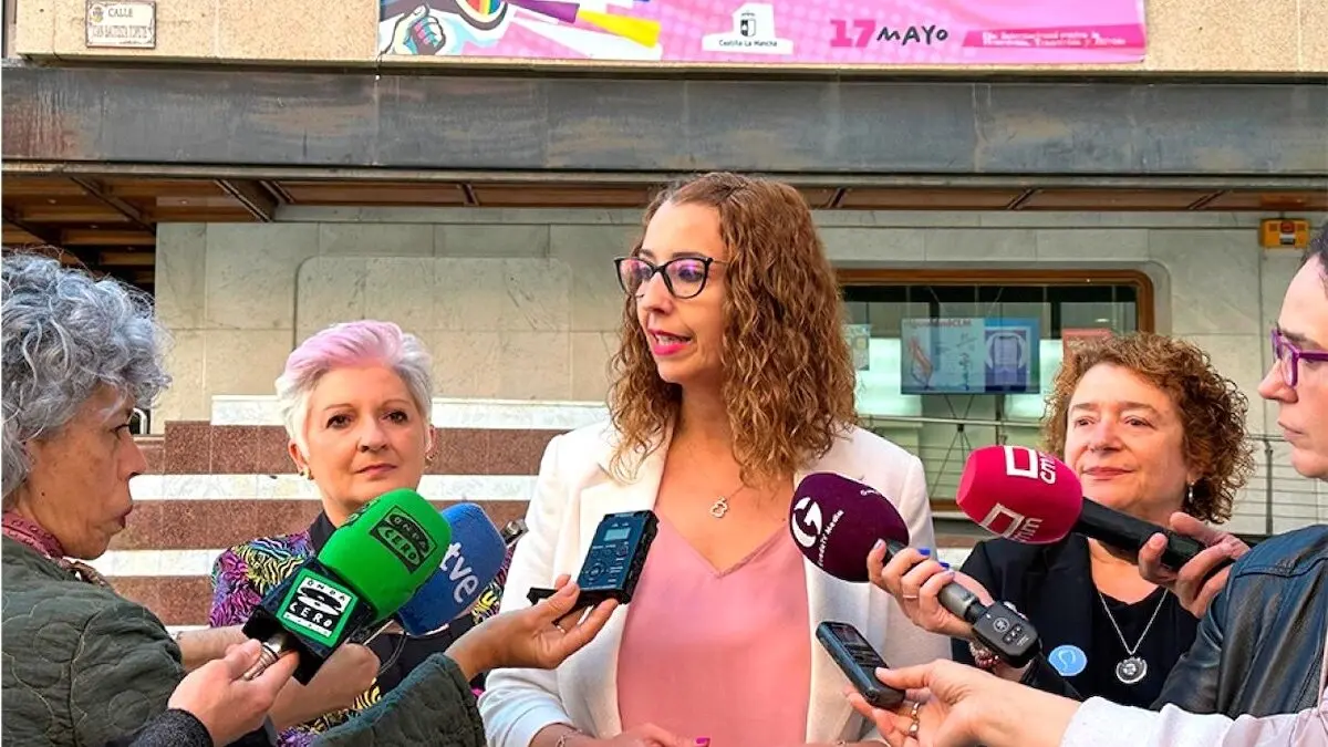 La consejera de Igualdad de Castilla-La Mancha, Sara Simón, atendiendo a los medios de comunicación este viernes en Guadalajara