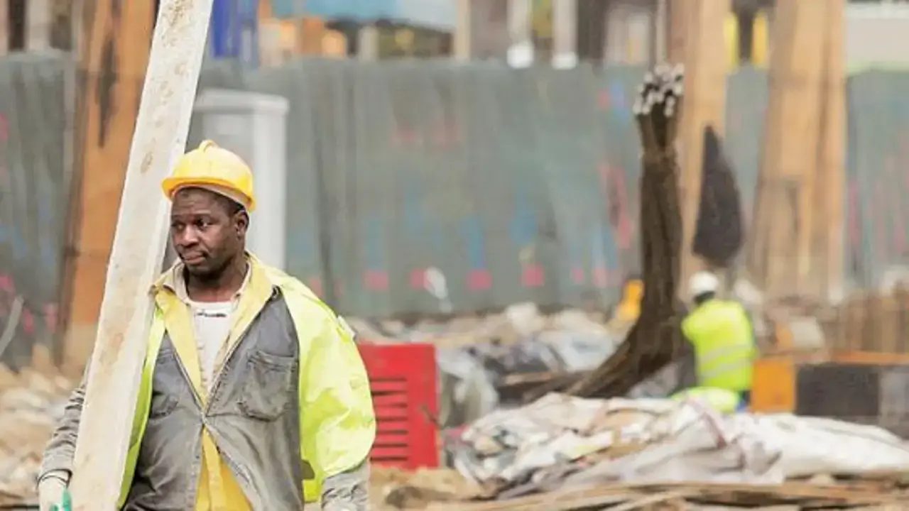 En la imagen de archivo un trabajador extranjero de la construcción en una obra