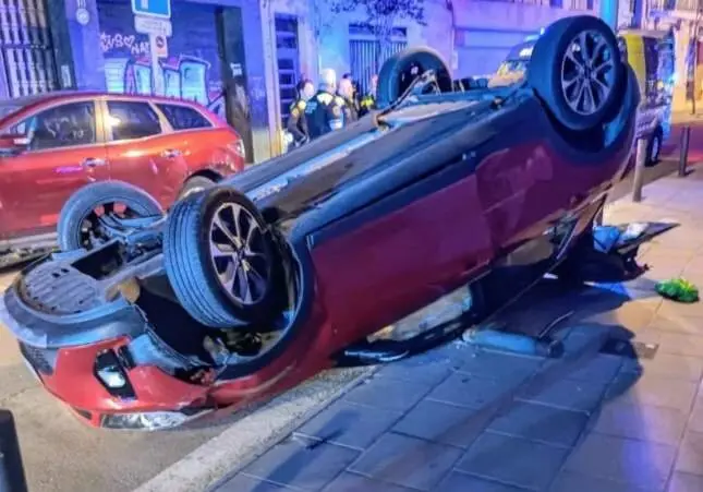 Coge el coche ebrio y acaba arrollando a varios vecinos y volcado en una calle