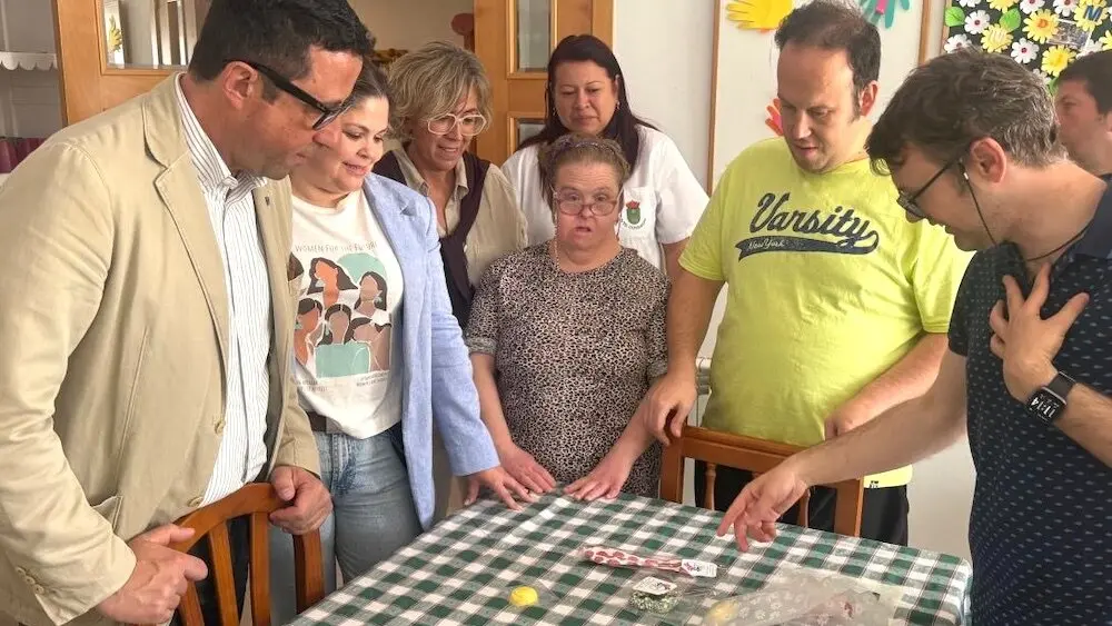 El director general de Discapacidad, Francisco José Armenta, durante la visita que ha realizado este sábado a la vivienda de apoyo residencial del Ayuntamiento de Consuegra (Toledo)