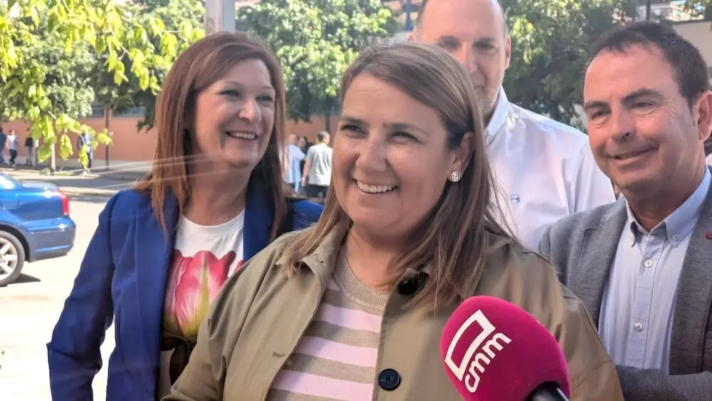 La presidenta de la Ejecutiva provincial del PSOE de Toledo, Tita García Élez, atendiendo a los medios este domingo en Talavera de la Reina (Toledo)