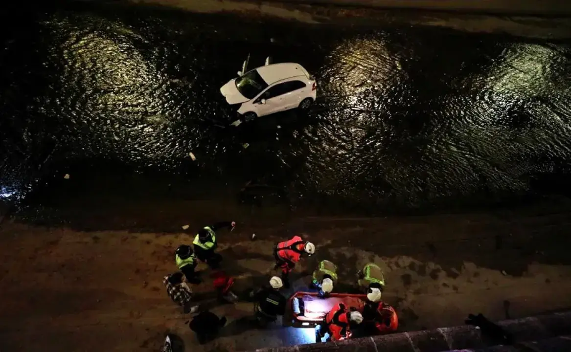 Imagen de archivo de un accidente con un turismo implicado caído en un río tras salirse de la vía