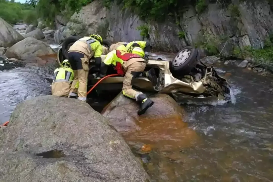 Muere un hombre al salirse de la vía su coche y caer pon desnivel a un arroyo, rio
