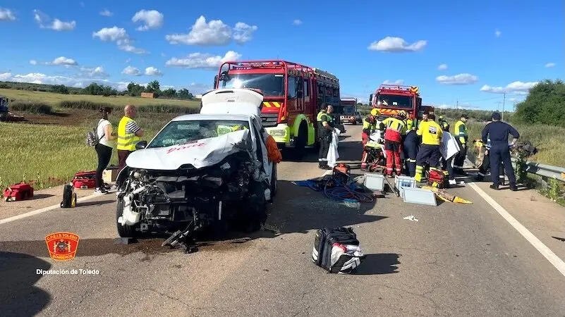 Muere una mujer y un herido grave en una colisión de dos coches en Menasalbas (Toledo)