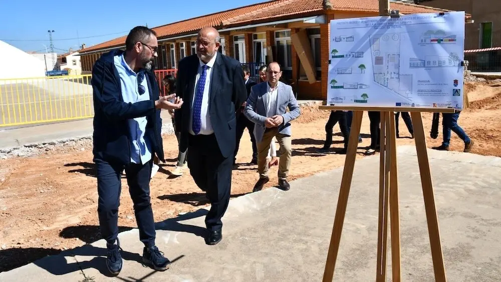 El vicepresidente primero del Gobierno de Castilla-La Mancha, José Luis Martínez Guijarro, ha visitado las obras de ejecución del Aula Mixta de Educación Infantil en el Centro Rural Agrupado (CRA) ‘Camino Real de Levante’, de El Peral (Cuenca)