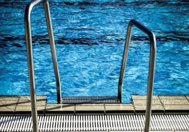Una niña casi muere ahogada después de que su madre la dejara sola en una piscina