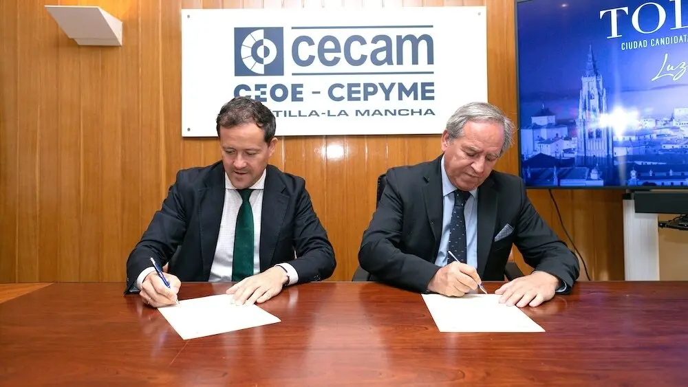 El alcalde de Toledo,Carlos Velázquez, y el presidente de la Confederación Regional de Empresarios de Castilla-La Mancha (Cecam), Ángel Nicolás