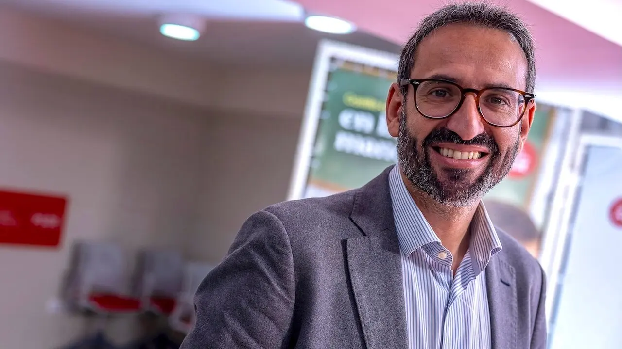 El secretario de Organización del PSOE de Castilla-La Mancha y diputado nacional, Sergio Gutiérrez, posa durante la entrevista en Toledo - EFE/Ismael Herrero