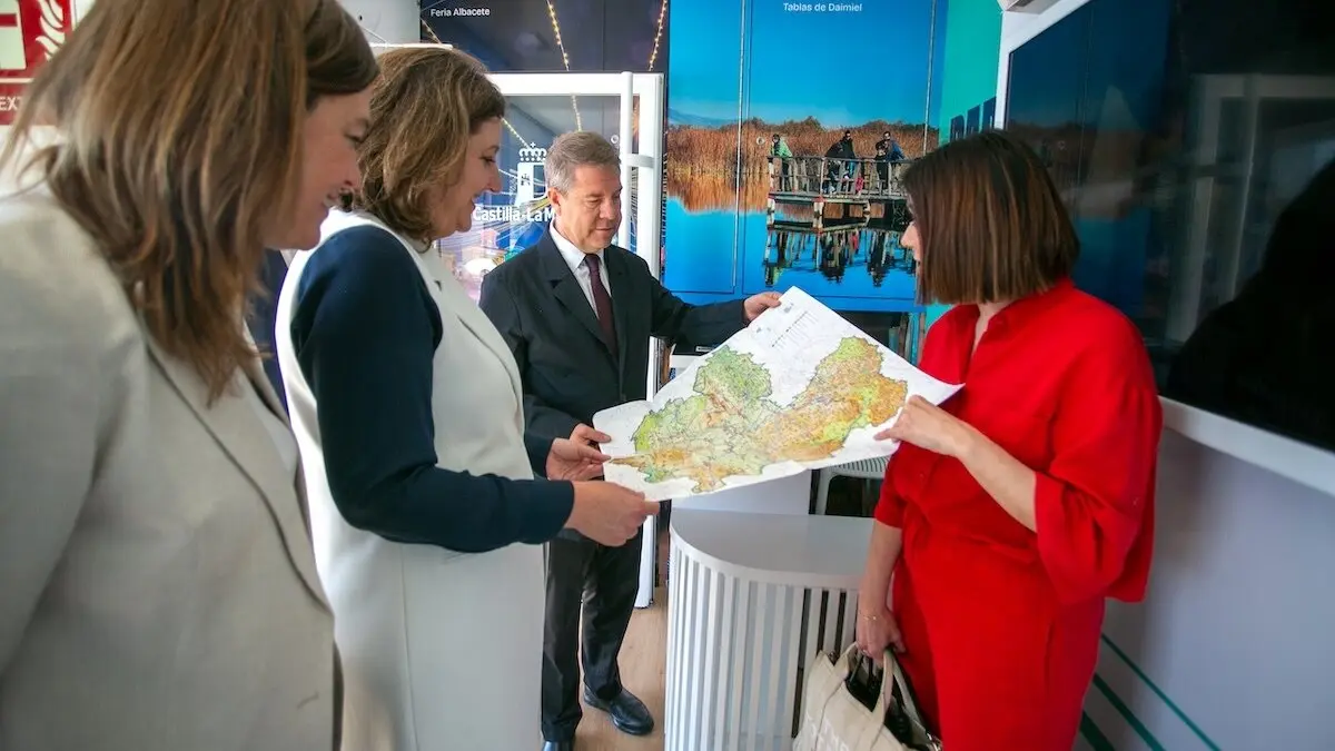 El presidente de Castilla-La Mancha, Emiliano García-Page, visita en Oporto la Unidad Móvil de Turismo Castilla-La Mancha, instalada en esta ciudad con motivo de Farcama Primavera Porto 2025