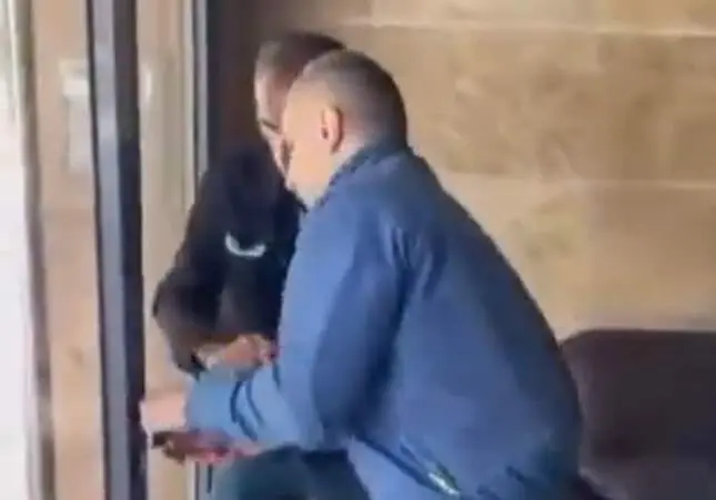 VIDEO. Los ladrones atrapados y grabados por los vecinos tras robar en un edificio