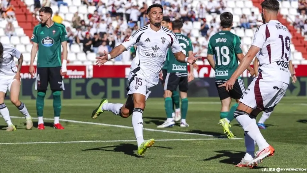 El Albacete despide la temporada en casa con triunfo ante un Racing con 9 (2-0)