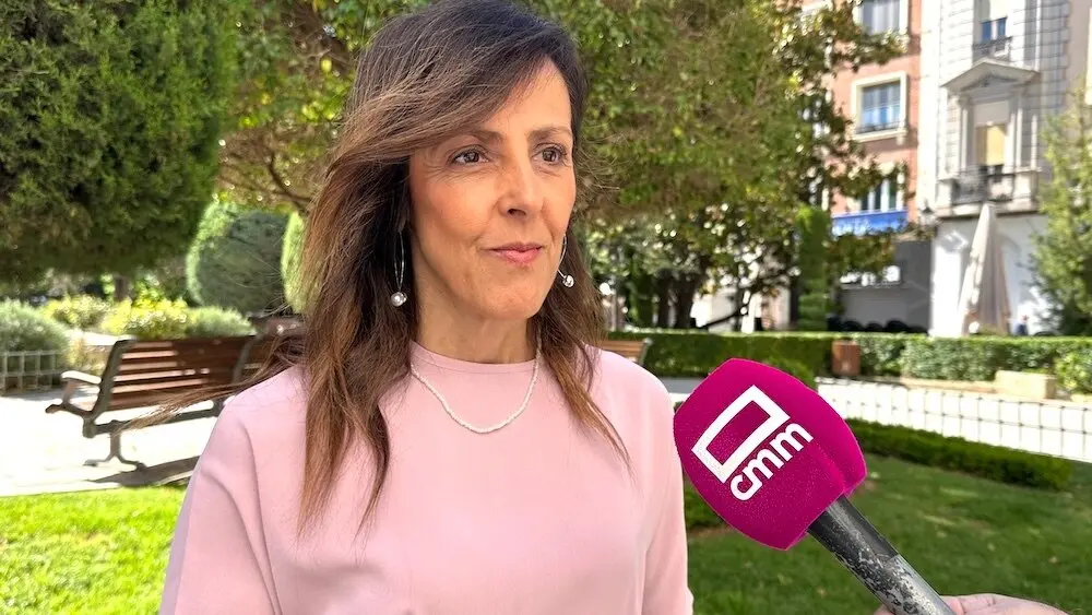 La diputada regional del PP, María Gil, atendiendo a los medios de comunicación este domingo en Albacete
