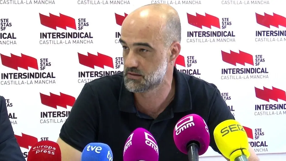 El Sindicato de Trabajadores y Trabajadoras de Administración y Servicios de Castilla-La Mancha (STAS-CLM Intersindical), Gustavo Fabra, durante la rueda de prensa