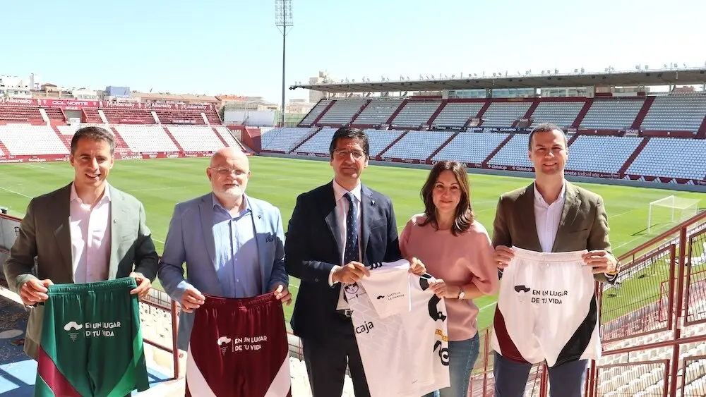 El vicepresidente segundo del Gobierno de Castilla-La Mancha, José Manuel Caballero, ha mantenido un encuentro con el Albacete Balompié, en el estadio Carlos Belmonte, para formalizar la colaboración entre el club y el Gobierno regional para la promoción turística de la región