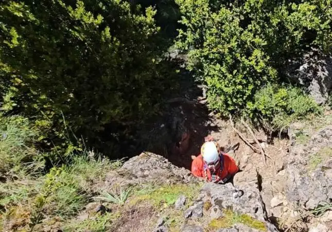 Encuentran el cadáver de una mujer de 40 años dentro de una cueva de un paraje
